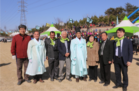 Symposium participants at the 2013 Gijisi Juldarigi (tug-of-war) Festival