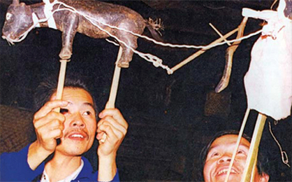 Ma Quang Chong and Ma Quang Eng learning to manipulate the rod puppets of Tham Roc village